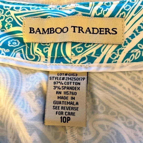 Skort teal and white contemporary print. Belt loops and front pockets size 10P
C - Picture 10 of 15